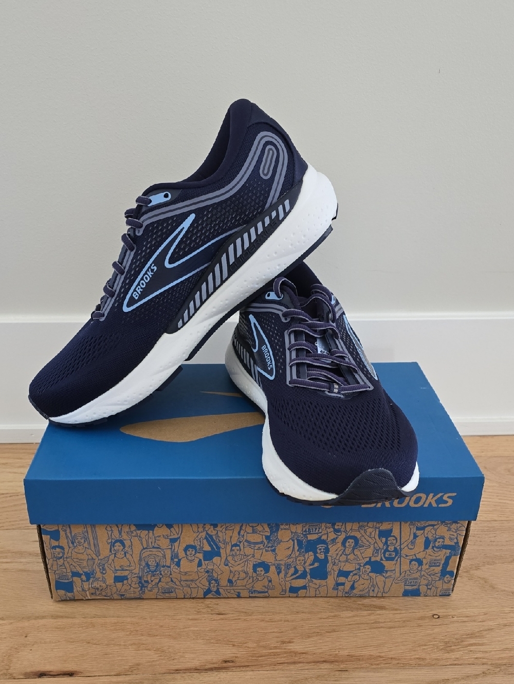 Brooks Beast GTS 23 men's sneaker size 10